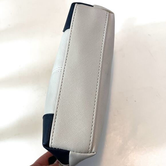 BRIC’S Qatar Airways Amenity Toiletry Zip Pouch Cream Blue Travel Dopp Case - Picture 5 of 10